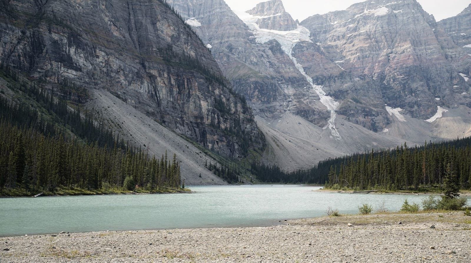 Bow Lake and Crowfoot Glacier: the easy stop on the Icefields Parkway