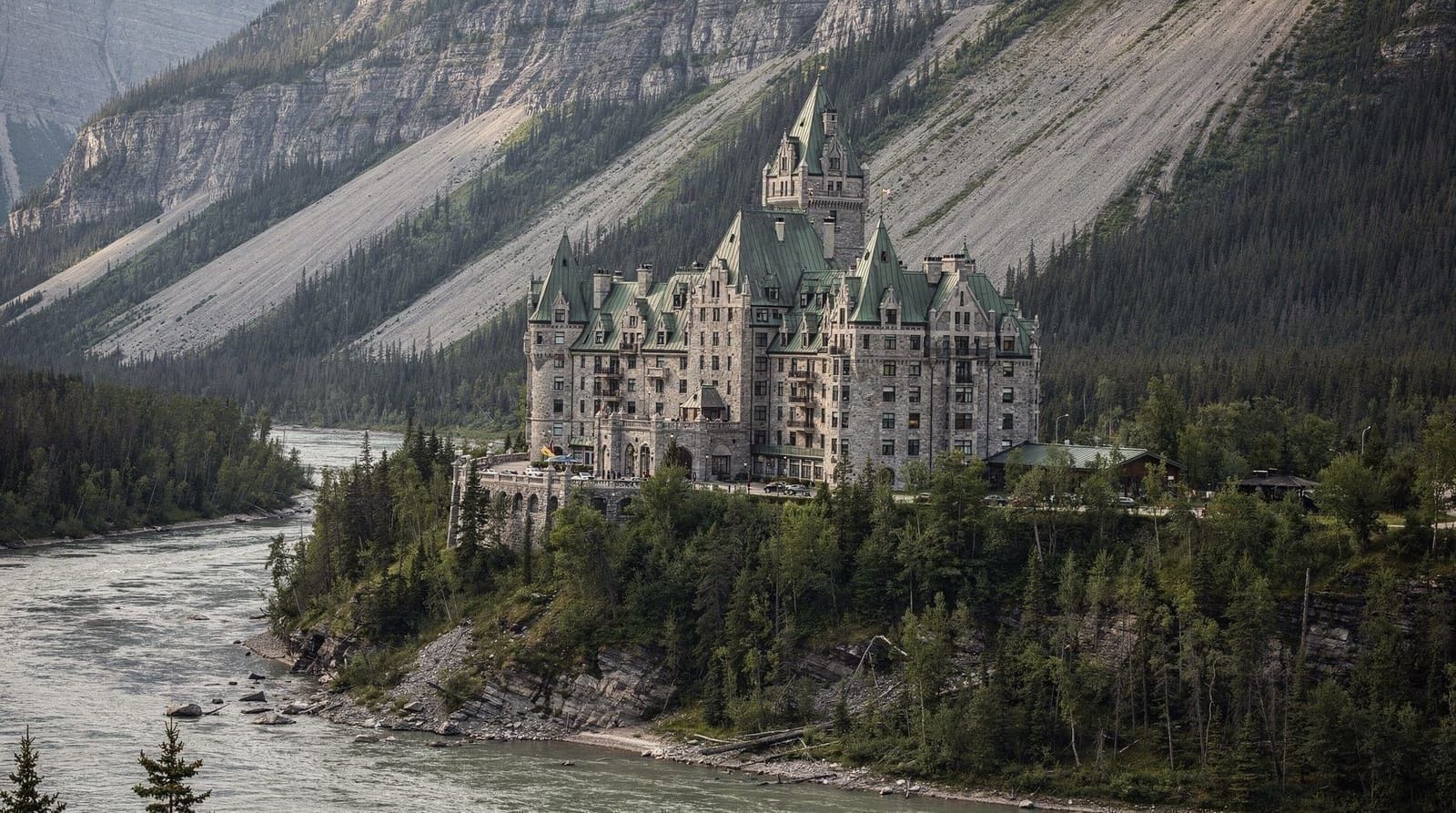 Fairmont Banff Springs: the castle in the Rockies