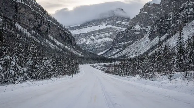 The Icefields Parkway in winter: what's open and what's closed