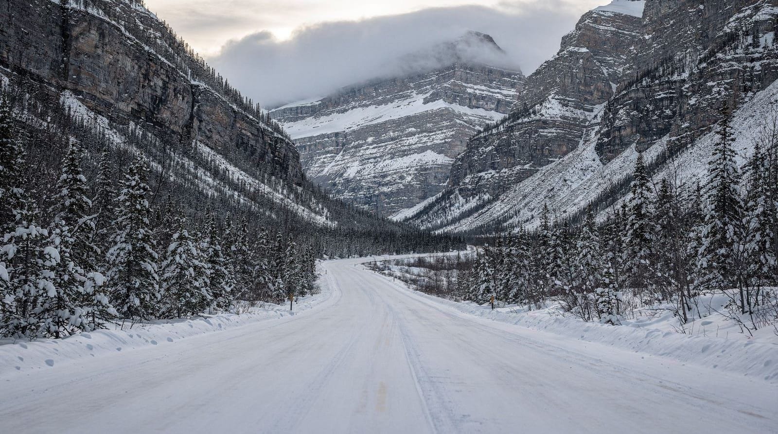 The Icefields Parkway in winter: what's open and what's closed