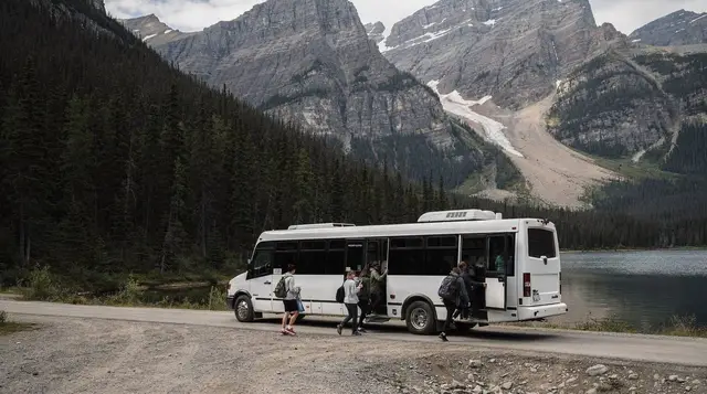 The Moraine Lake shuttle: booking, timing and your backup plan