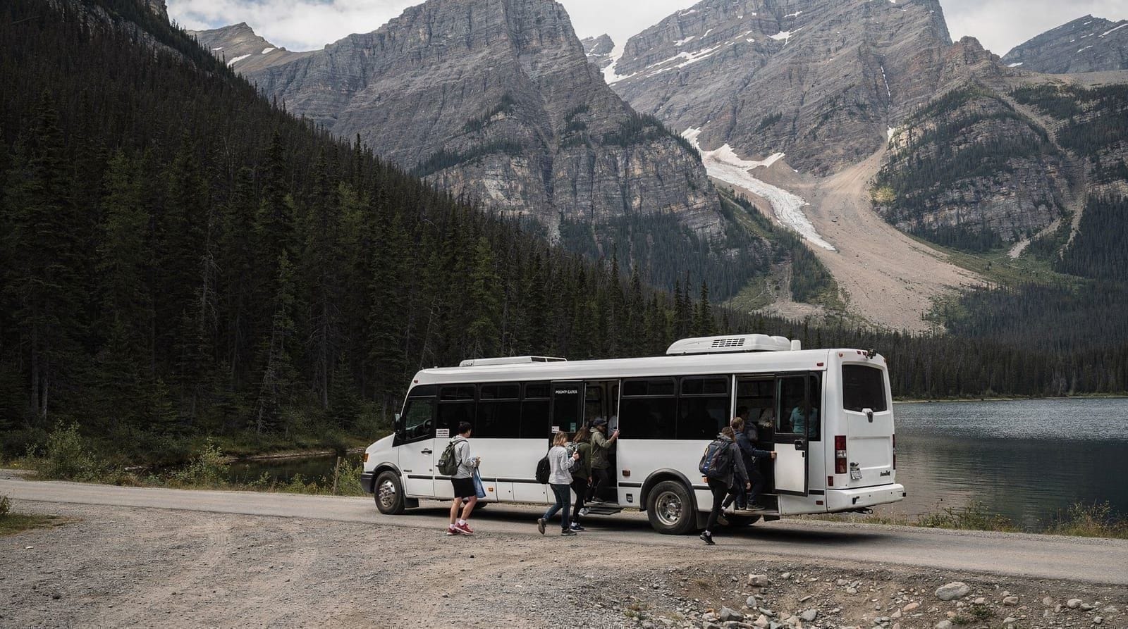 The Moraine Lake shuttle: booking, timing and your backup plan