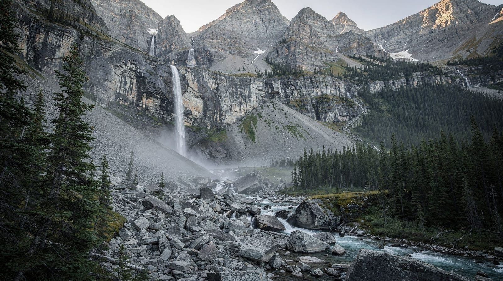 Takakkaw Falls: one of Canada's tallest waterfalls, a short walk from the car park